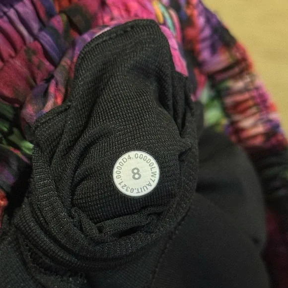 Lululemon Hotty Hot High Rise Shorts Hyper Flow Pink Multi Color Size 8 - Picture 5 of 5